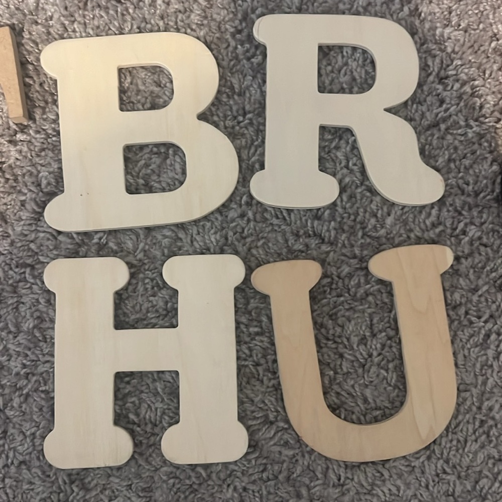 Bundle of mixed wooden letters, 4 letters already painted and 1 cardboard letter - Picture 4 of 6